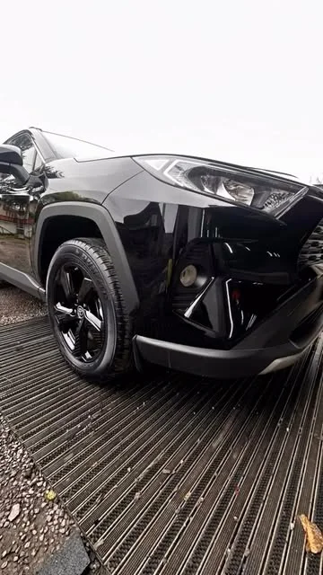 Czarna Toyota – detal nadwozia i koła w studiu