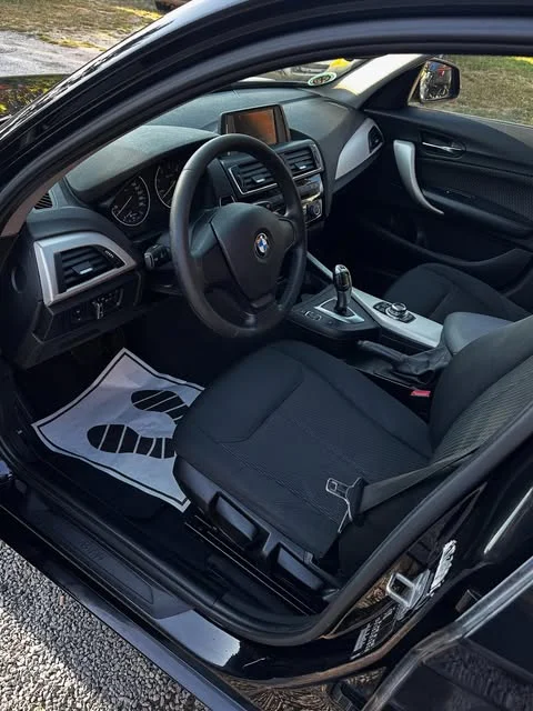 Czyste wnętrze BMW – fotel, kierownica i konsola środkowa
