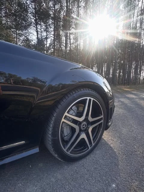 Błyszczący bok samochodu Mercedes w naturalnym świetle