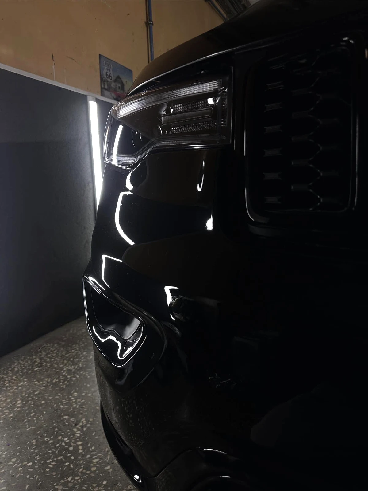 Głęboka czerń lakieru i reflektor Audi w studiu Point4Car